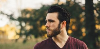 Misterija rešena: Zašto muškarci nesvesno dodiruju svoje međunožje (i šta to zaista znači)