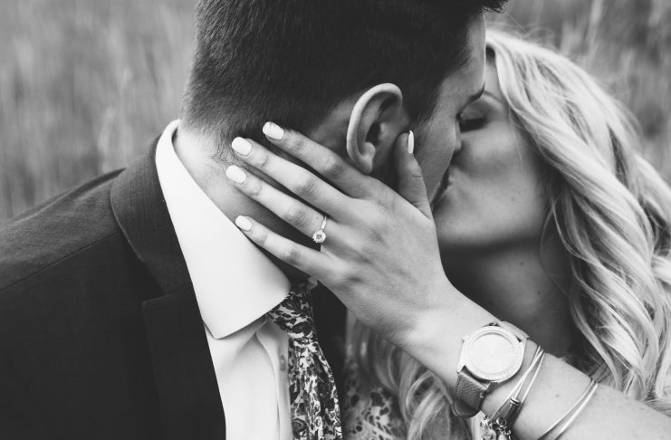 Zašto nam se neki ljudi iznova vraćaju u život – emotivni obrasci, karma ili nedovršene priče?