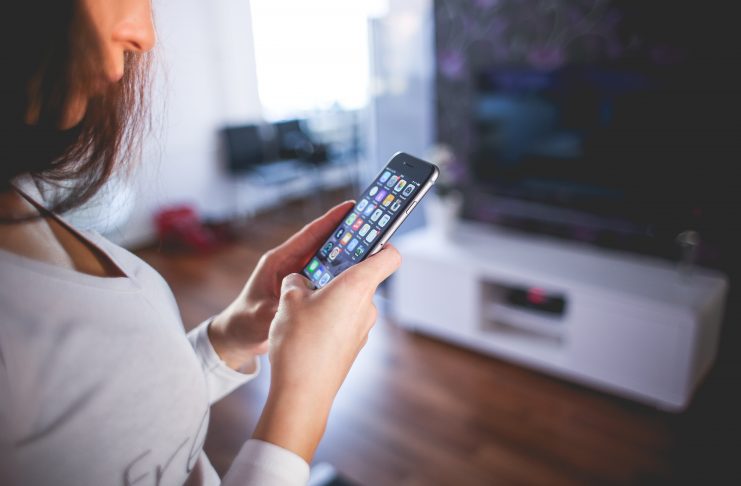 Zašto nikada ne bi trebalo da puniš telefon preko noći (i šta zapravo radiš bateriji dok spavaš)