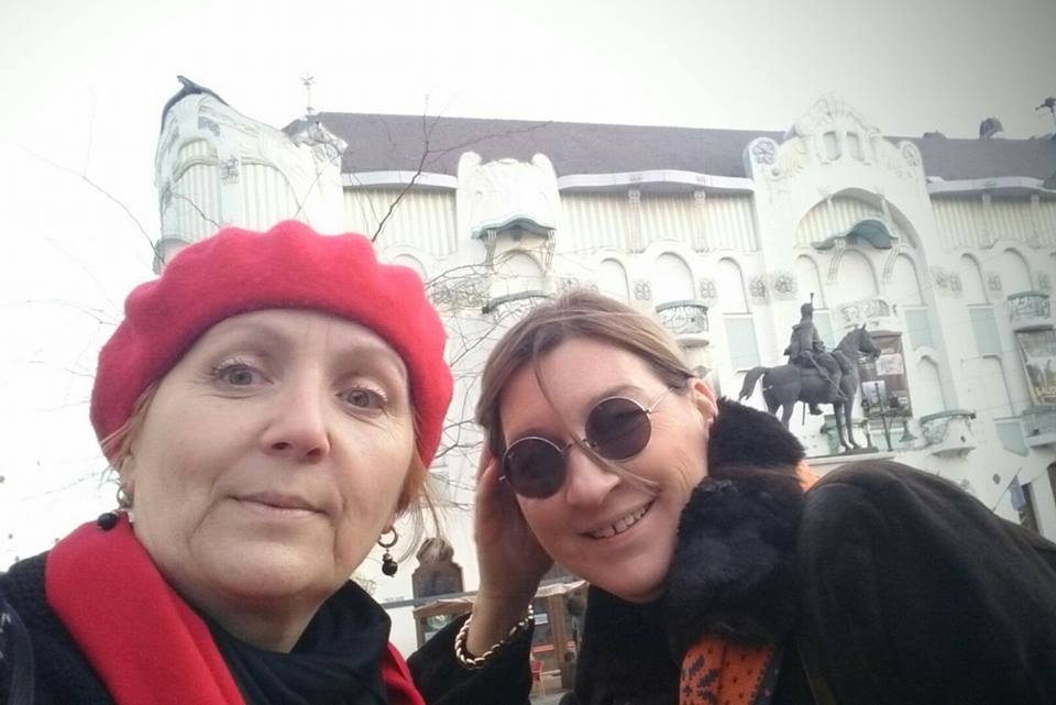 Žena koja nije oklevala da me odvede ove subote u Segedin ~ Dragana Pejčinović i Tamara Ognjević, autorka putopisa i fotografija, pred Reik palatom.