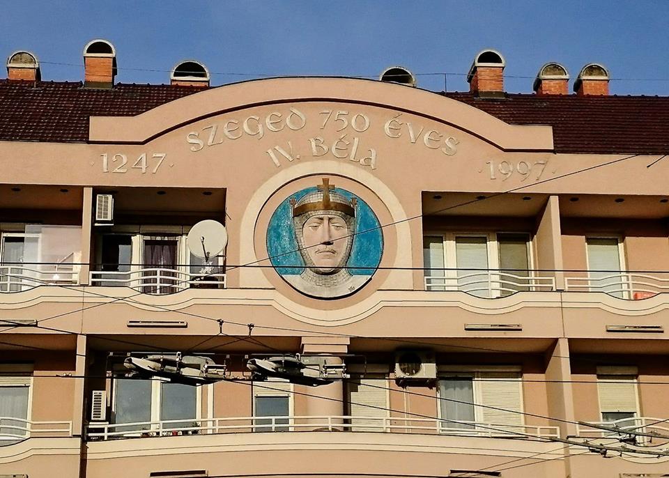 Moderna zgrada na tragu Secesije i jedan kralj koji je gradu dodelio samostalnost i tgrovinske povlastice. Dopala mi se ova ideja da se drevni vladari "uklope" u neke nove obrasce kao svojevrsni podsetnik na značajne događaje iz prošlosti.