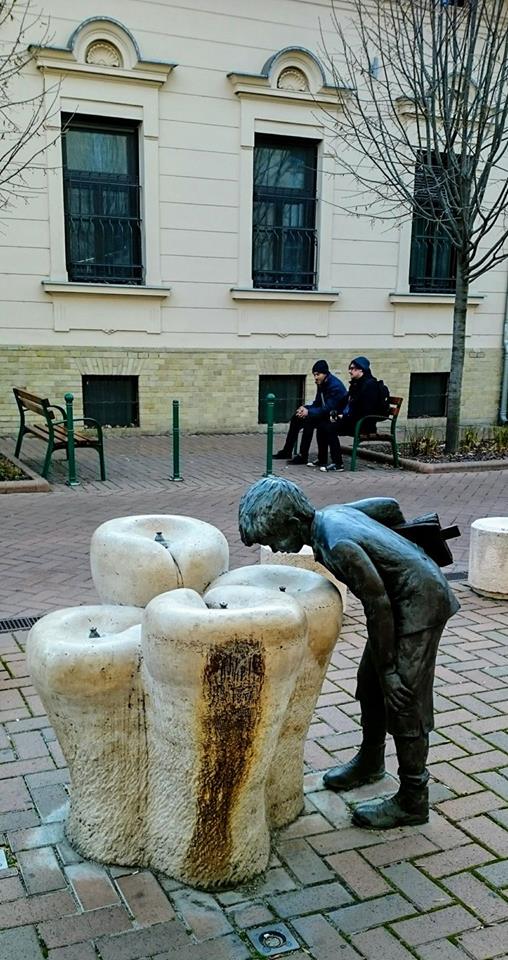 Dečak koji pije vodu samo je jedna od desetine čarobnih bronzanih skulptura u Segedinu.