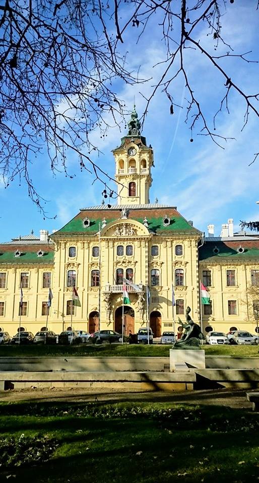 Gradska kuća koja se otela Secesiji, ali nije izmakla Žolnaji keramici na krovovima.
