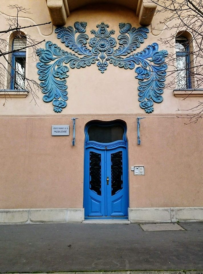 Još jedna čarolija dragog Ferenca Rajhla ~ Moric palata sagradjena 1910-1912. Najlepša plava vrata u mom iskustvu definitivno.