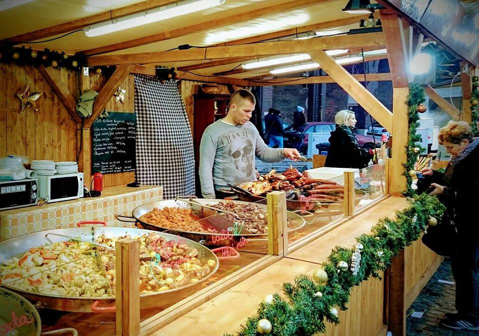 A uz čarolije i ogromne količine žestoke zimske hrane ~ kobasice, gulaši, pasulji, turšije ... prava ikebana što bi rek'o Balašević ~ sajam na Trgu katedrale.