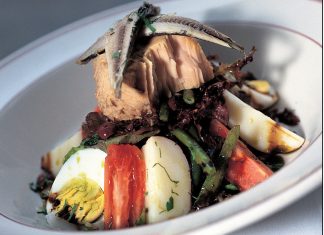 Salata Niçoise po receptu Entonija Bordejna: Francuski klasik koji miriše na leto, vino i život pun ukusa