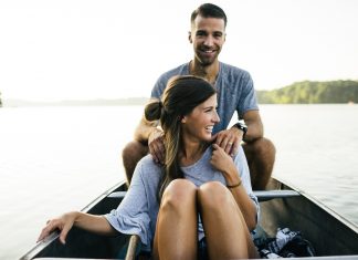 Kada žena zarađuje više od muškarca: Zašto novac i dalje razara ljubav, iako se svi kunu da im nije važan
