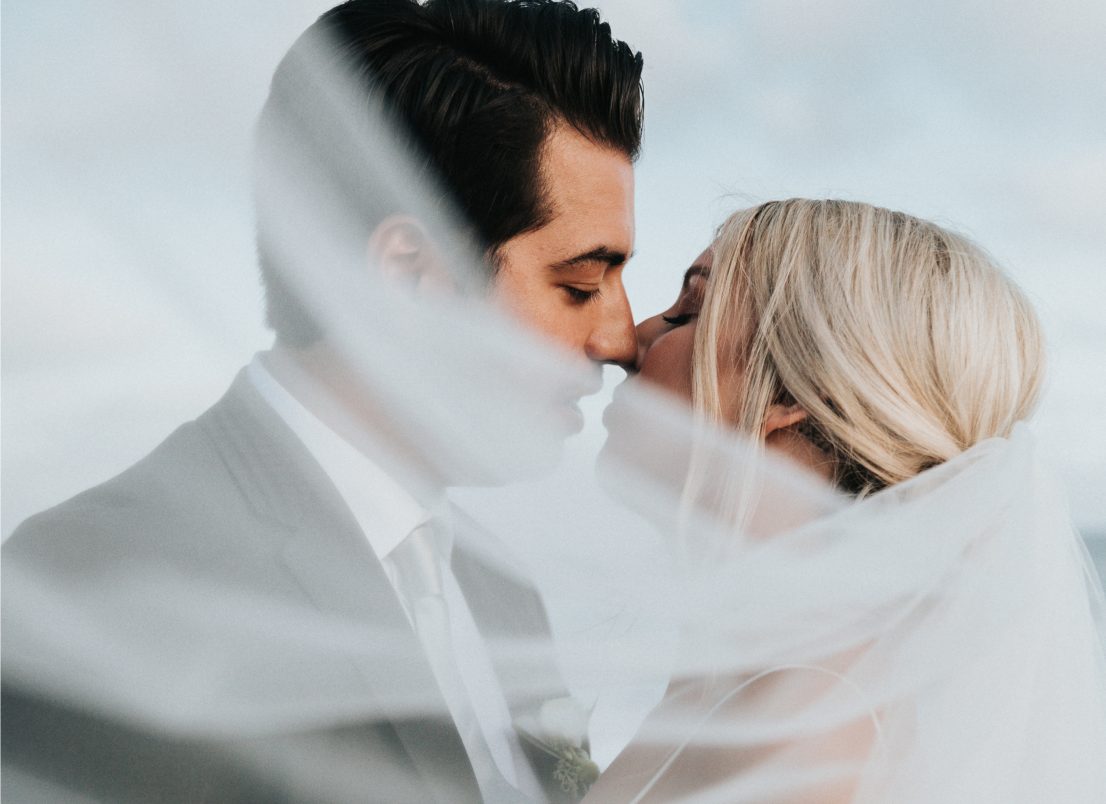 Sad romance. Позы для свадебных фотосессий с фатой. Жениха и невеста с фатой на свадьбу. Фотосессия молодоженов под фатой.