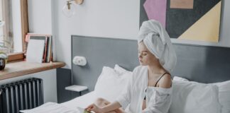 Zaspala si s mokrom kosom? Evo šta ti se stvarno dešava dok spavaš (i nije mit!)