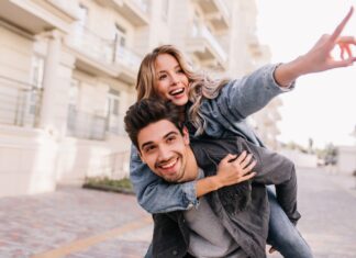 Mladi partnerski odnos nasuprot zrelom: Zašto ljubav boli drugačije sa 20 nego sa 40+? People photo created by lookstudio - www.freepik.com