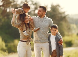 Prljava tajna roditeljstva: Zašto roditelji (nesvesno) više vole jedno dete? People photo created by prostooleh - www.freepik.com