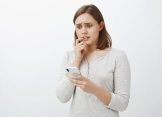 Zašto 10 puta čitate istu poruku pre nego što je pošaljete? Psiholozi kažu da to može biti tihi znak socijalne anksioznosti Woman photo created by cookie_studio - www.freepik.com
