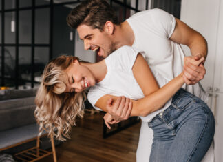 VENERA OPOZICIJA URAN: Tvoj ljubavni život postaje haos uzbuđenja – spreman si za slobodu ili za katastrofu? Music photo created by lookstudio - www.freepik.com