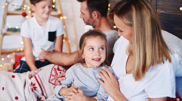 Najveća sigurnost za dete: zašto roditelji moraju da budu tim, a ne suparnici Christmas photo created by gpointstudio - www.freepik.com