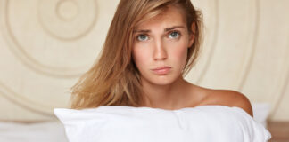 Zašto se svake noći budim tačno u 3 sata – i šta mi telo poručuje kad me izvlači iz sna u isto vreme? Hand photo created by wayhomestudio - www.freepik.com