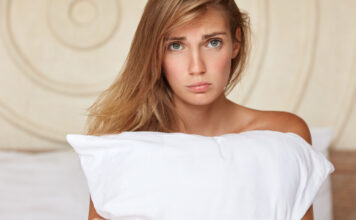 Zašto se svake noći budim tačno u 3 sata – i šta mi telo poručuje kad me izvlači iz sna u isto vreme? Hand photo created by wayhomestudio - www.freepik.com