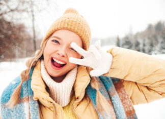 Zimska nega kože na planini: Kako zaštititi lice na velikim nadmorskim visinama Funny girl photo created by halayalex - www.freepik.com