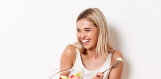 „Nikada ovo ne jedu!“ Nutricionisti otkrivaju namirnice koje izbegavaju i tajnu kako su pobedili želju za šećerom Happy eating photo created by drobotdean - www.freepik.com