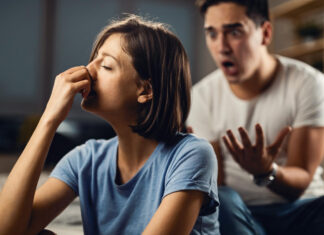 Zašto se osećaš kao žrtva iako više nisi? Kako izaći iz mentaliteta koji ti krade život Sad couple photo created by Drazen Zigic - www.freepik.com