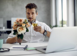 Dating app horor priče koje su toliko bolesne da ćete posle njih obrisati Tinder, Badoo i sve ostalo do kraja života Business laptop photo created by Drazen Zigic - www.freepik.com