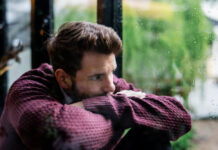 Novac, status i muška vrednost posle 40: Šta kada shvatiš da to više nije dovoljno? Lonely man photo created by rawpixel.com - www.freepik.com