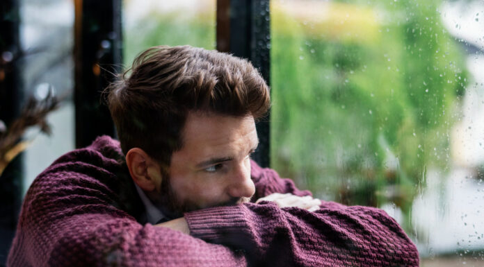 Novac, status i muška vrednost posle 40: Šta kada shvatiš da to više nije dovoljno? Lonely man photo created by rawpixel.com - www.freepik.com