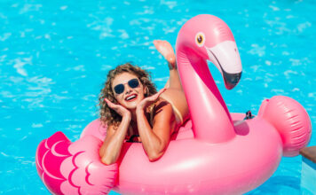 Zašto je dobro kupati se u moru – 7 iznenađujućih prednosti za zdravlje i telo Woman pool photo created by artursafronovvvv - www.freepik.com