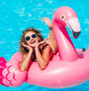 Zašto je dobro kupati se u moru – 7 iznenađujućih prednosti za zdravlje i telo Woman pool photo created by artursafronovvvv - www.freepik.com