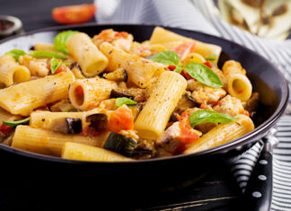 Šta ako vam kažemo da je jedenje ugljenih hidrata za večeru dobro za vaše zdravlje (i figuru)? Food dish photo created by timolina - www.freepik.com