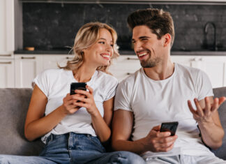 Zašto vam se glas promeni kada pričate sa nekim koga volite? Nauka otkriva šta se zapravo dešava