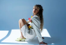 Obuća u trendu proleće/leto 2026: Od „nevidljivog“ minimalizma do kristalne drame – trendovi koji menjaju korak