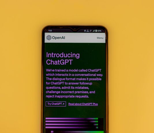 Zašto ljudi širom sveta brišu ChatGPT: Politička kontroverza koja je zapalila internet
