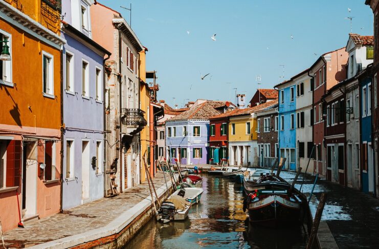 Najšarenije selo u Italiji nalazi se u Venecijanskoj laguni, a iza njegovih fasada kriju se drevne tradicije i legende